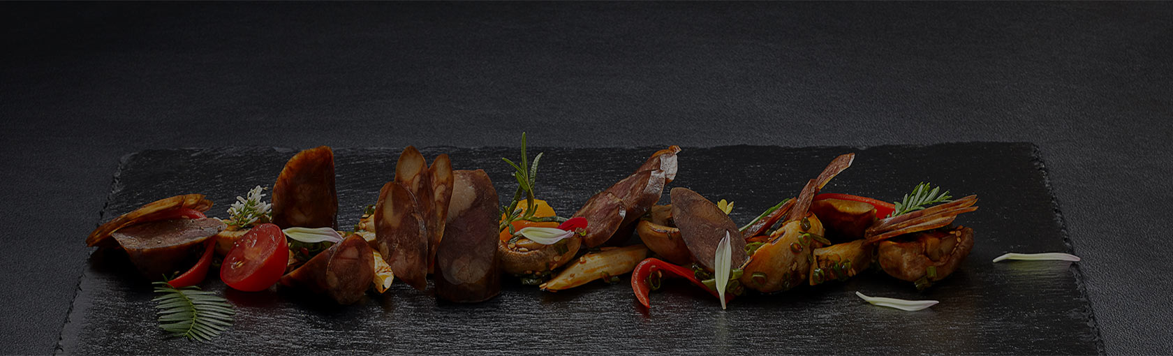 以食品為主體，以屠宰和養(yǎng)殖為兩翼